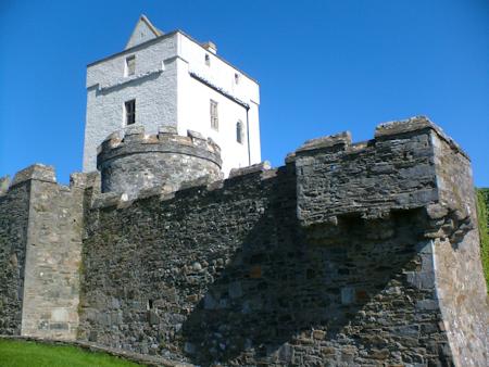 The keep and wall at Doe Castle